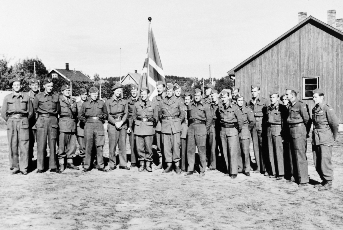 Anno Domkirkeodden, STOR GRUPPE: MILITÆRE SOLDATER OPPSTILT, RIDEHUSET, HJEMMEFRONTEN