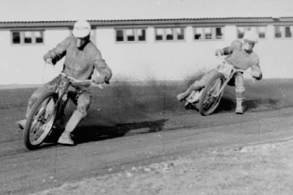 Anno Domkirkeodden, UTSTILLINGSPLASSEN, NORGESMESTERSKAP, MOTORSYKKEL, SPEEDWAY, FRA VENSTRE: NORGESMESTER REIDAR KRISTOFFERSEN, ODD JOHANSEN