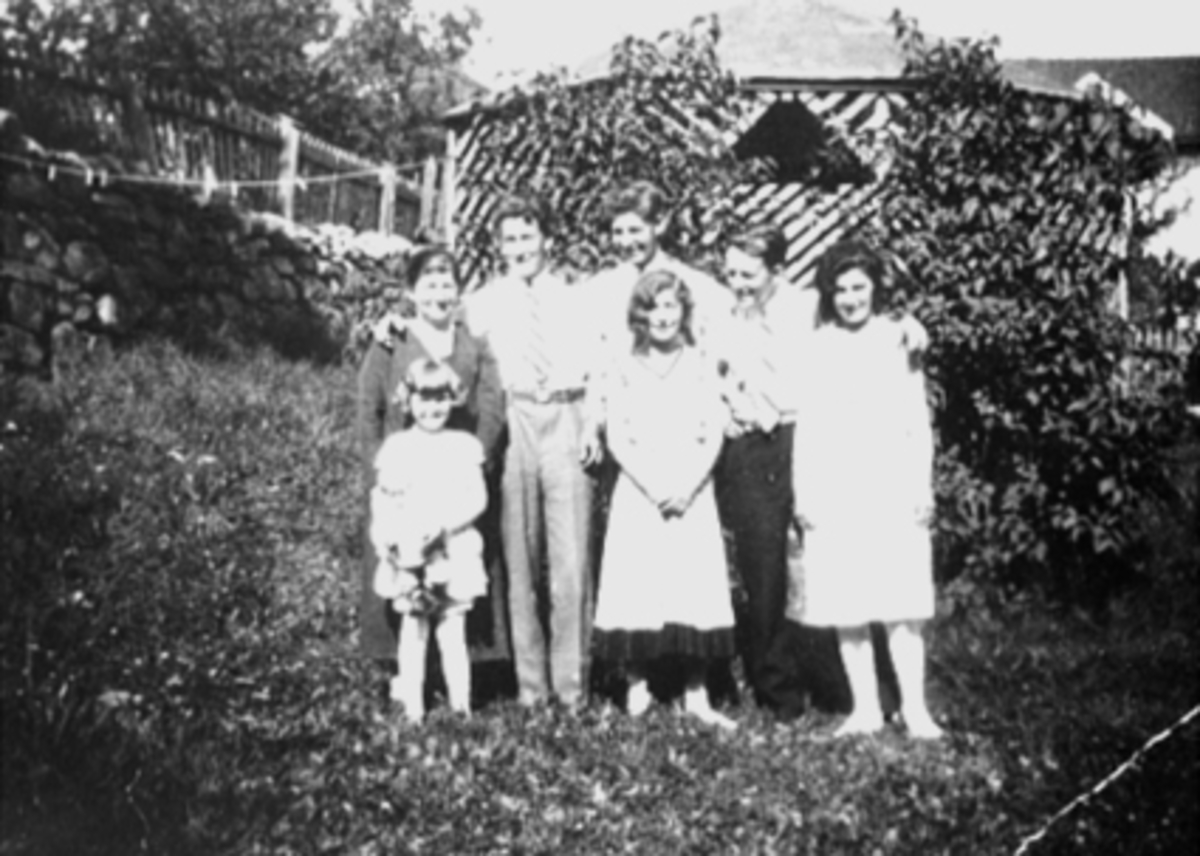 Anno Domkirkeodden, GRUPPE 7, FAMILIEN HOLDEN I HAGEN, STANGEVEGEN 96, LYSTHUS, FRA VENSTRE: RUTH ENOKSEN, KAREN HOLDEN, PAUL HOLDEN, KARL HOLDEN, ARVE HOLDEN, IDA HOLDEN, FORAN: EDITH HOLDEN