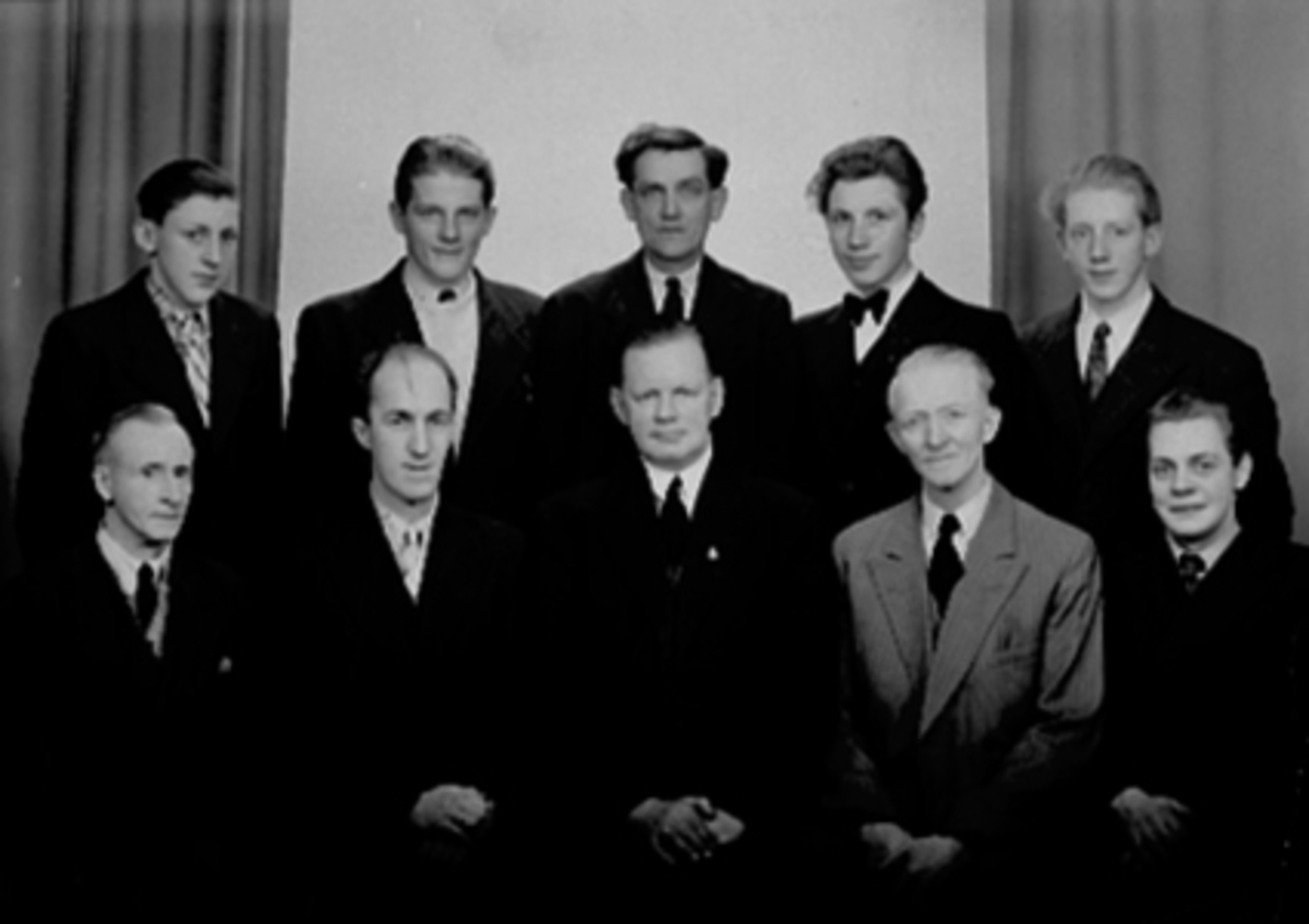 Anno Domkirkeodden, GRUPPE 10 MENN, MANNSFORENINGEN I FRELESEARMEEN ?, I MIDTEN: GLASSMESTER EILERT OLSEN