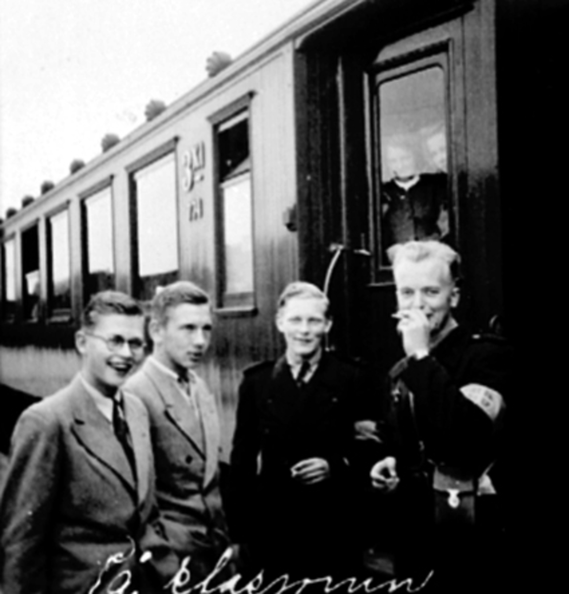 Anno Domkirkeodden, NS-MEDLEMMER UNDER KRIGEN, HAMAR JERNBANESTASJON, I NS-UNIFORM. ST. HANS 1942.