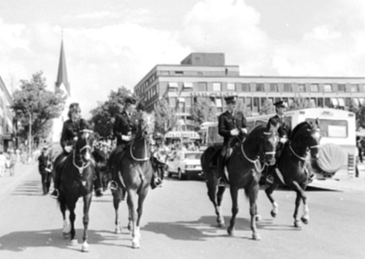 Anno Domkirkeodden, GRUPPE 4 RIDENDE POLITI PÅ POLITIHESTER, STORTORGET