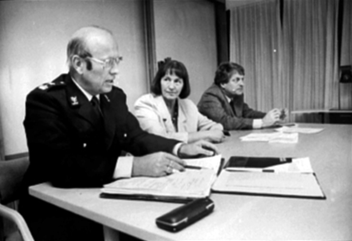 Anno Domkirkeodden, INTERIØR HAMAR POLITIKAMMER, POLITIMESTER JAN GRØNDAHL, JUSTISMINISTER HELEN BUSTERUD, PRESSEKONFERANSE