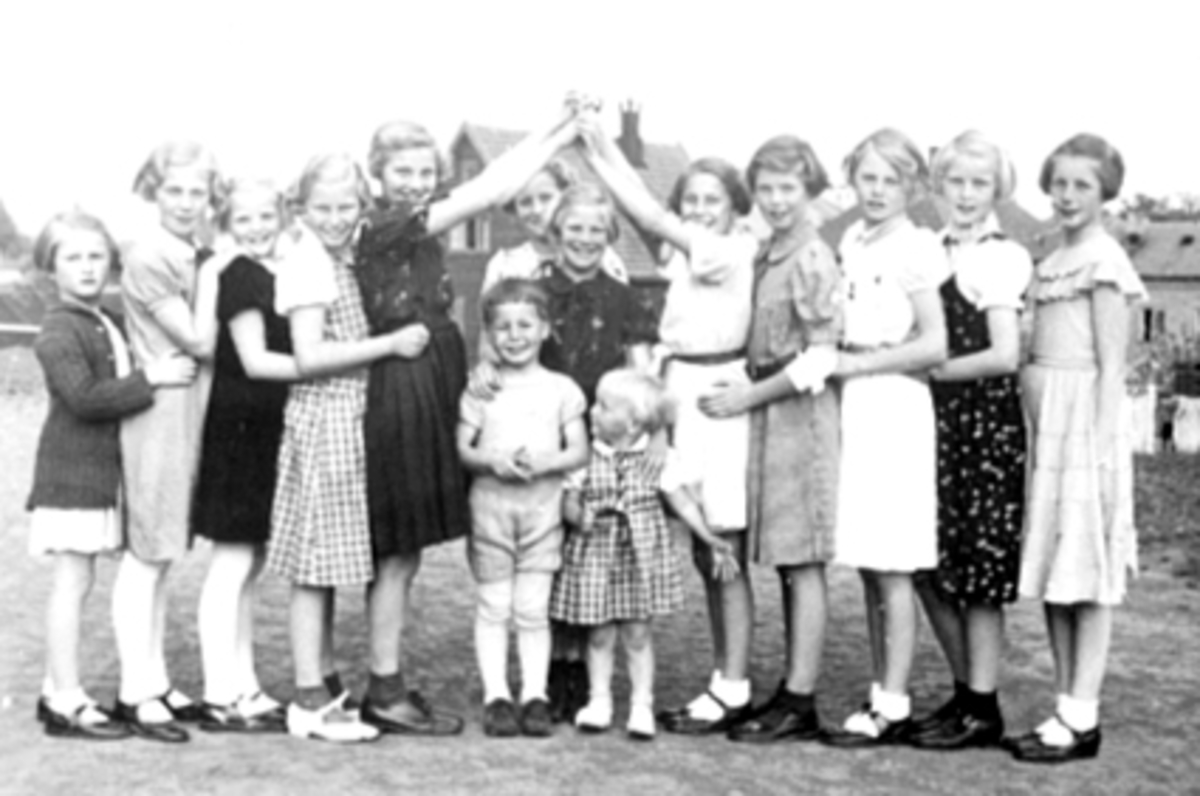 Anno Domkirkeodden, Bro-bro-brille. Barnelek på Holsjordet. F.v. Åse Gulbrandsen, Gullborg Knudsen, Grethe Wold, Karin Rønning, Inger Johanne "Dokka" Larsen, Gunnvor Anny "søster" Larsen, Ruth Fidje (bak), Bodil Nicolaysen, Reidun Bjørnerud, Berit Monssen, Gunvor Løvseth, Elsse Solberg. Foran står Anne Lise Rønning, S…