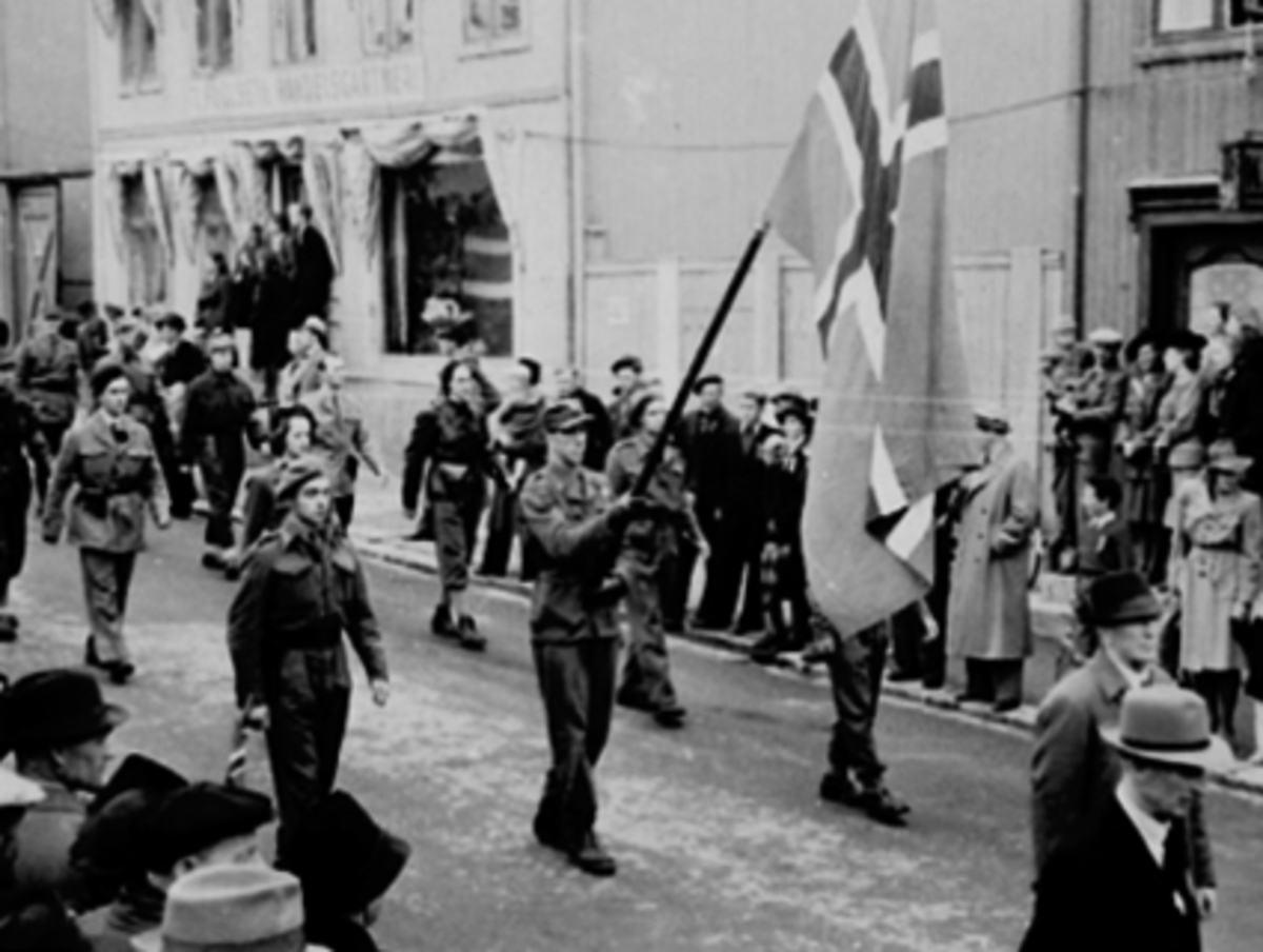 Anno Domkirkeodden, 17. MAITOG 1945, HJEMMEFRONTEN MARSJERER NED GRØNNEGATE