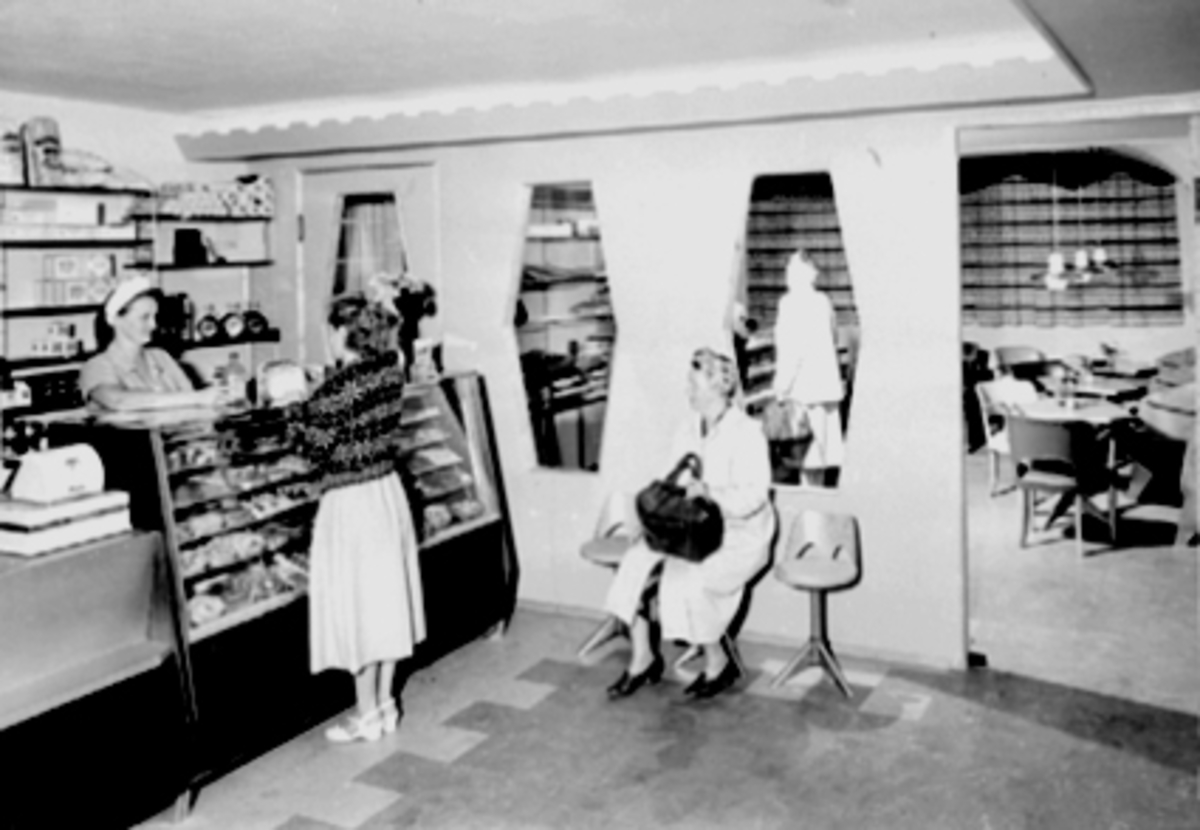 Anno Domkirkeodden, BUTIKKINTERIØR, BAGATELLE, BAKER OG KONDITORI I PARKGÅRDEN, BAK KAKEDISKEN: ÅGOT OLSEN, KUNDER, PARKGATA 33ORGINALNEGATIV: NO-53529