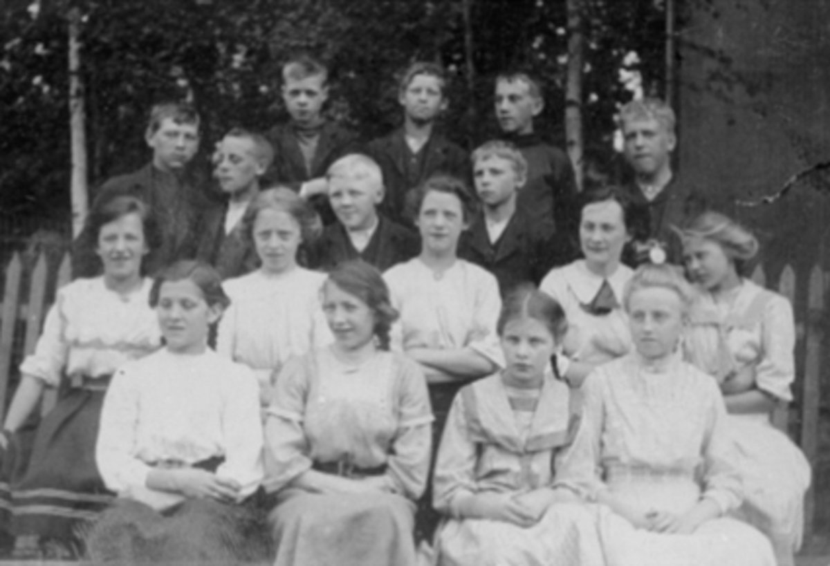 Anno Domkirkeodden, Hamar Folkeskole, Midtbyen skole, gruppe 17 skolelever, lærer. .rekke f.v. Emma Martinsen, gutt med lyst hår Ted Sæther (?). De øvrige ukjente. Klasseforstander for klassen var Olav Bjerva.