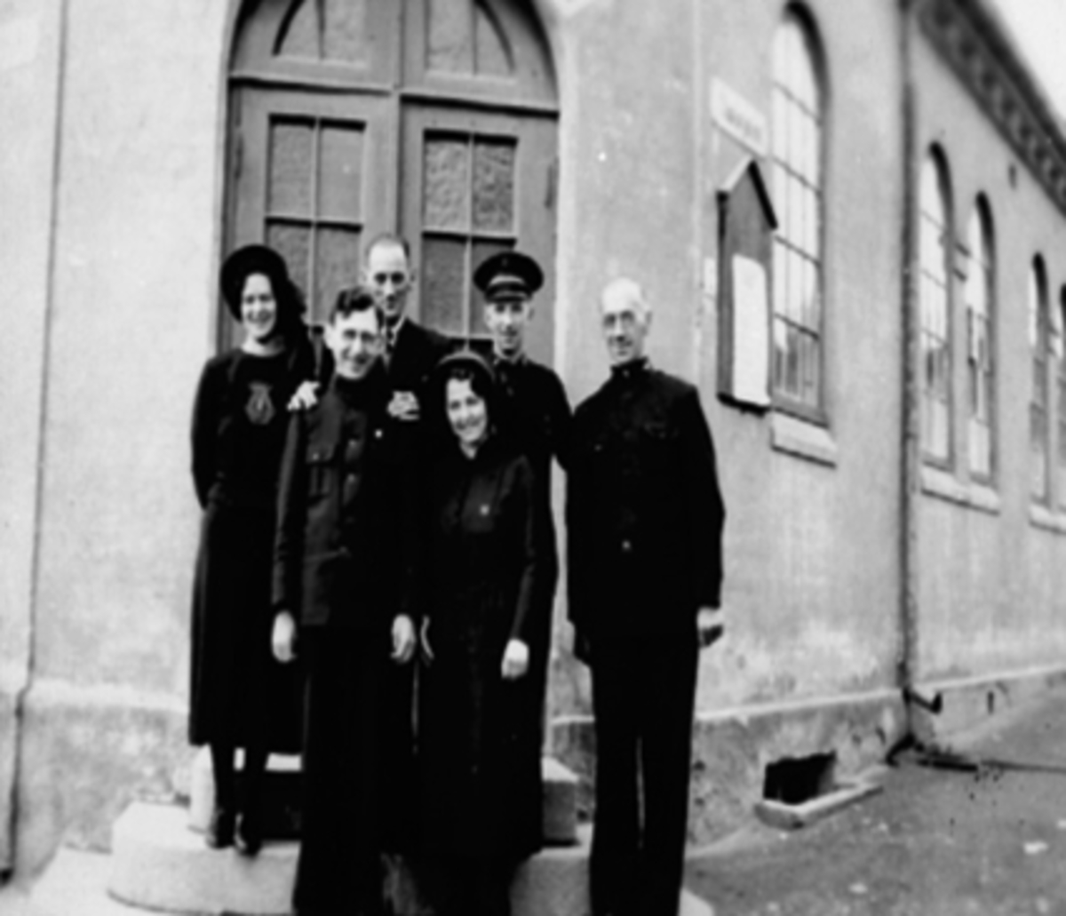 Anno Domkirkeodden, GRUPPE 6 FRELSESARMEEN, SOLDATER FORAN HOVEDINNGANGEN I SKOLEGATA 2