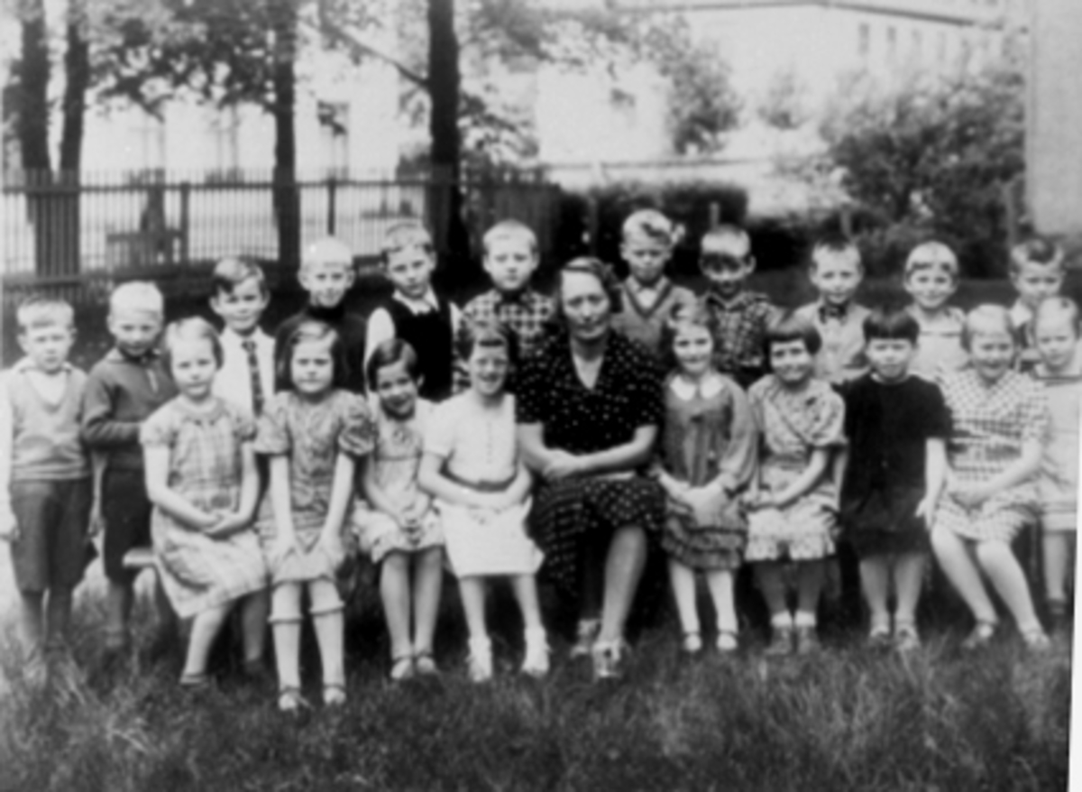 Anno Domkirkeodden, Hamar Folkeskole, Midtbyen skole, 1. klasse 1938. rekke f.v. Rigmor Lindstad, Else Marie Hansen, Solveig Hagelund, Bjørg Hagen, lærer Jenny Knutsen, Gerd Synnøve Sagsveen, Åse Holter, Karin Asla, Birgit Nilsen, Else Marie Hansen. 2. rekke f.v. Egil Moe, Edgar Nilsen, Olav Christie, Paul Volden, Fri…