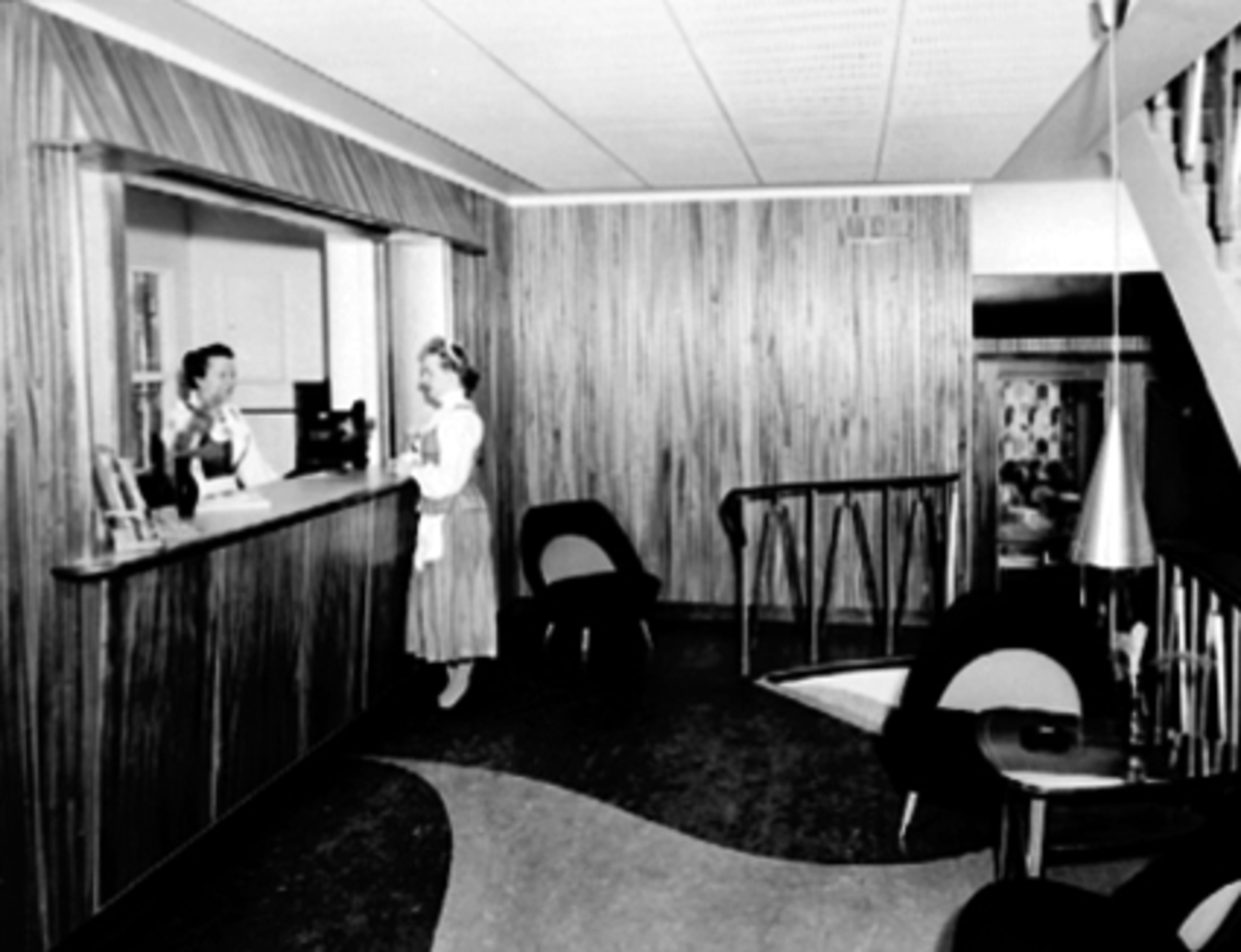 Normann Fotoatelier, INTERIØR RESEPSJONEN, BONDEHEIMEN HOTELL OG KAFFESTOVE, SERVERINGSDAME, VANGSVEGEN 33