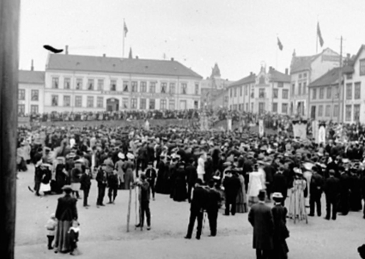 Anno Domkirkeodden, 17. MAIFEIRING, ØSTRE TORG, MYE FOLK, FANER