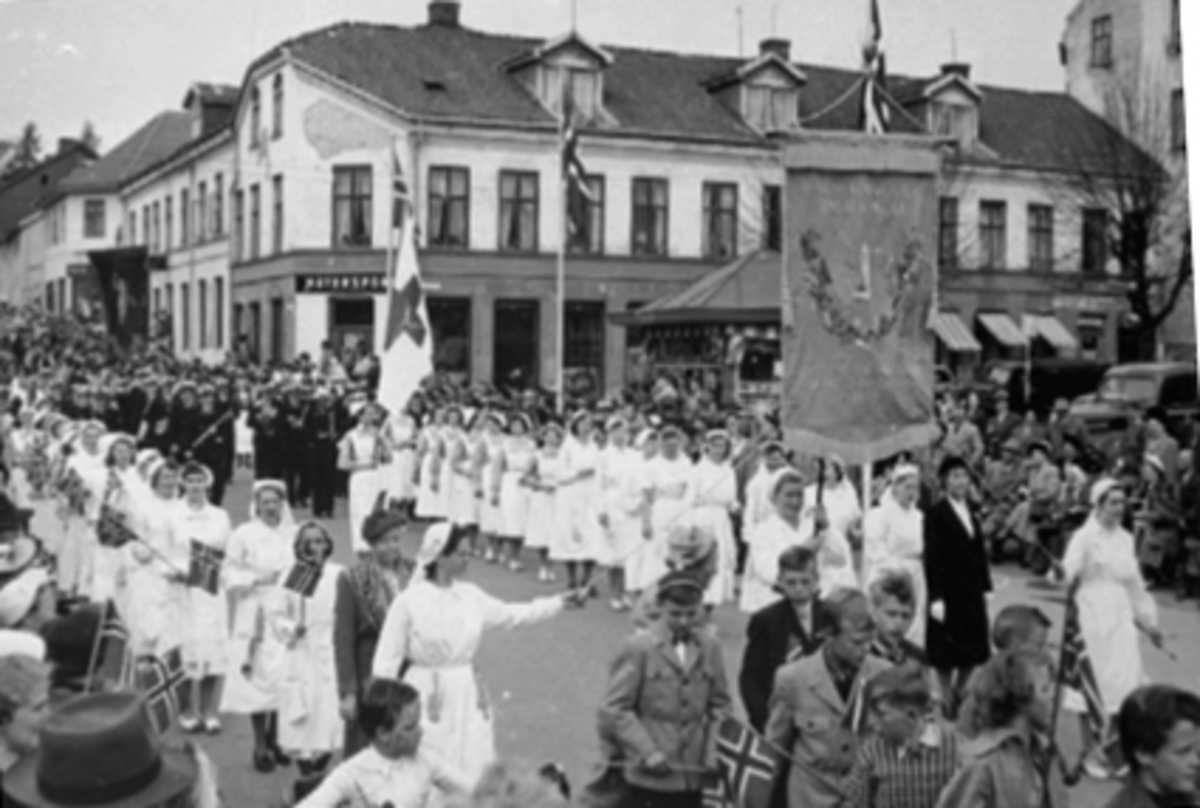 Anno Domkirkeodden, HUSMORSKOLEN 17. MAITOG, STORTORGET, NEDRE ÅSGÅRDEN Hamar Kommunale Husmorskoles elever var i mange år et fast innslag i 17. mai-toget i byen. Bilde er tatt i 1950.
