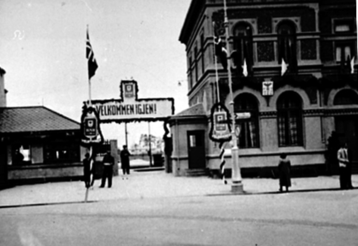Anno Domkirkeodden, BYJUBILEET 1949, INNGANGSPARTIET TIL HAMAR JERNBANESTASJON PYNTET TIL JUBILEUMSFEST, SKILT: VELKOMMEN IGJEN!, GIRLANDERE