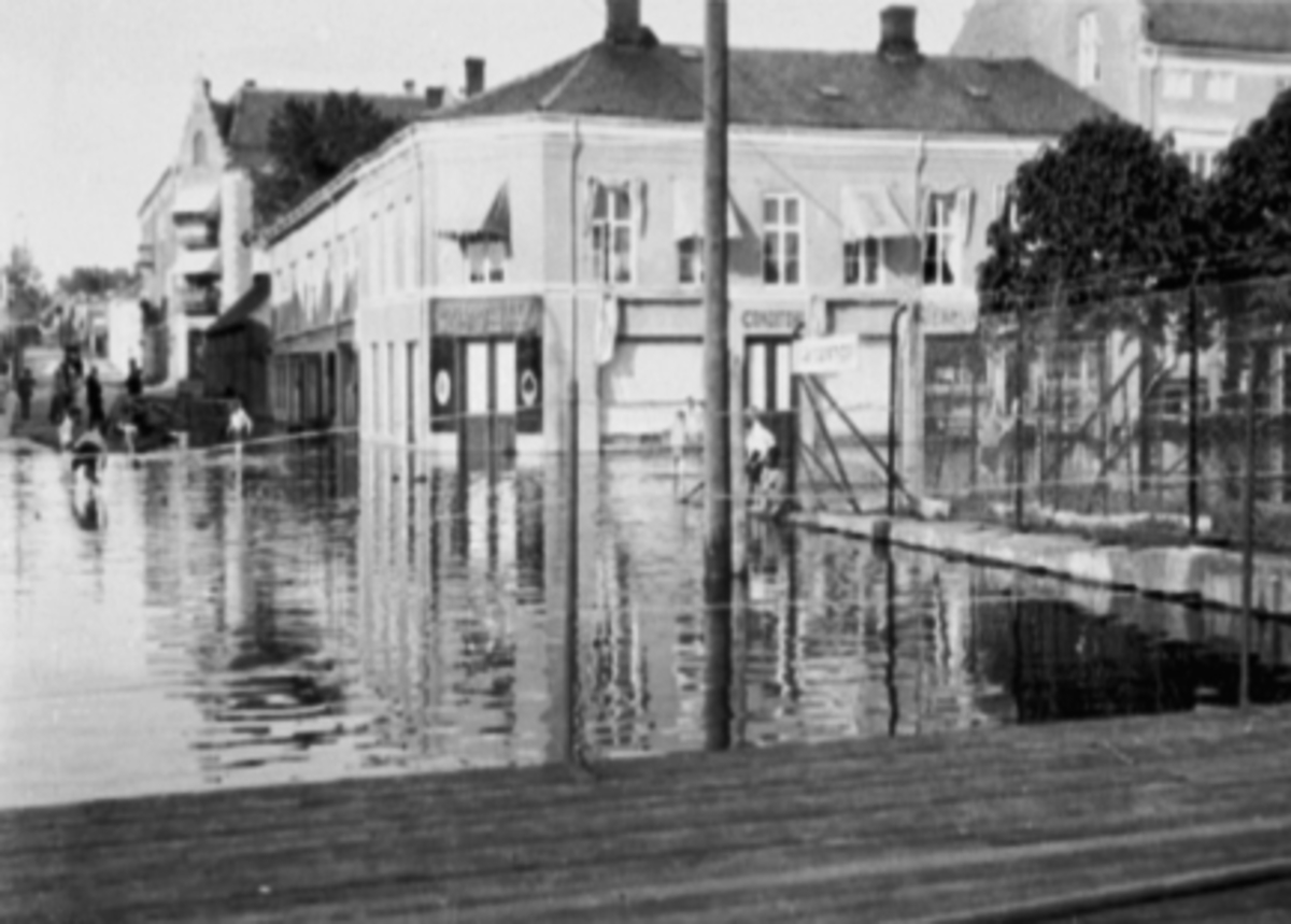 Anno Domkirkeodden, MJØSFLOM 1927, STRANDGATA 15 - ENGGATA, O. JOHANNESSEN BAKER & CONDITORI