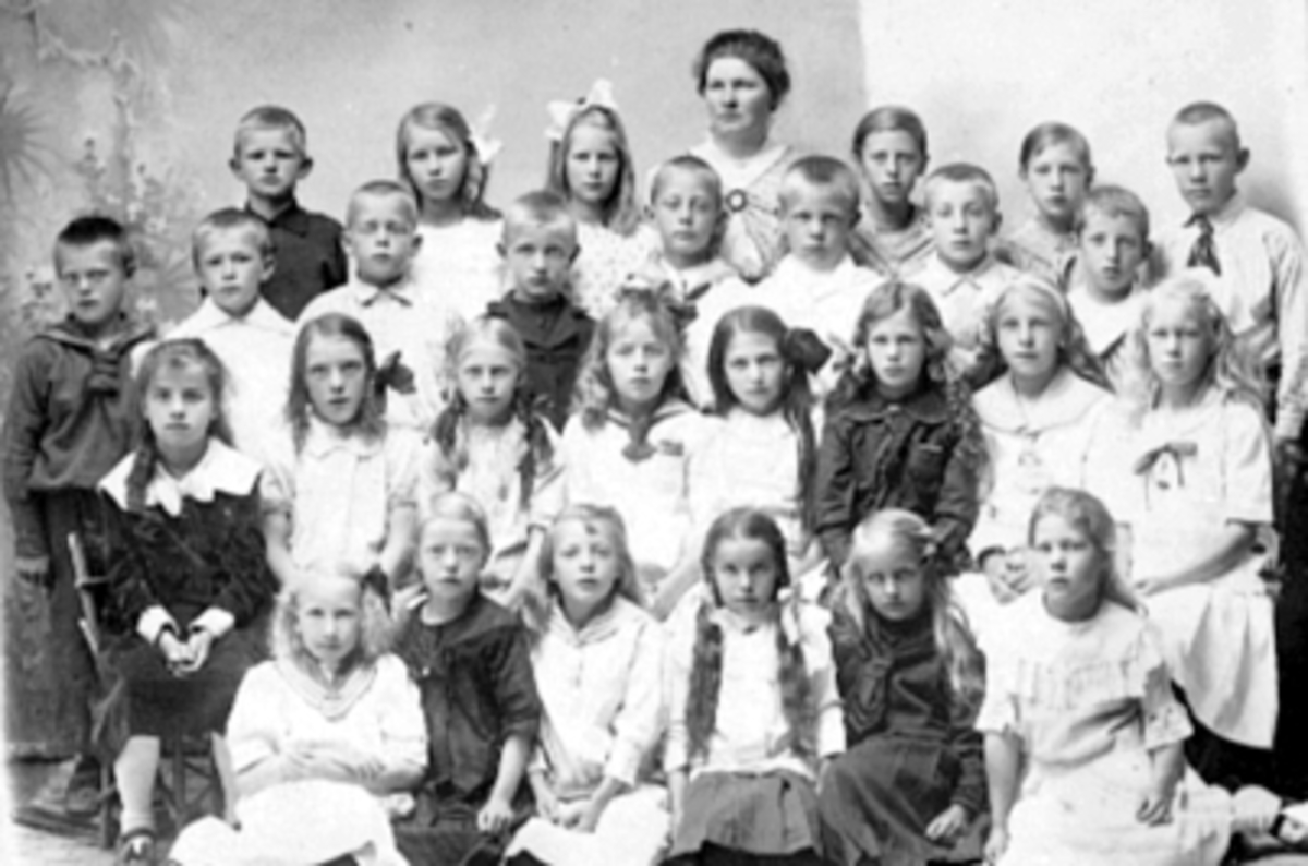 Anno Domkirkeodden, STOR GRUPPE SKOLEELEVER, 3 B, HAMAR FOLKESKOLE, MIDTBYEN SKOLE, BILDET ER TATT 30. 06. 1917. KLASSEFORSTANDER ER BACKE HANSEN, DINA, 1 RAD FRA VENSTRE: HERNES, OLEA, MOEN, MARGIT, TOMASSEN, SCHARLOTTE, HANSEN, DAGNY, SYNSTAD, GUNVOR, LARSEN, MARGRETE. 2 RAD FRA VENSTRE; NILSEN, HJØRDIS, HANSEN, HEL…