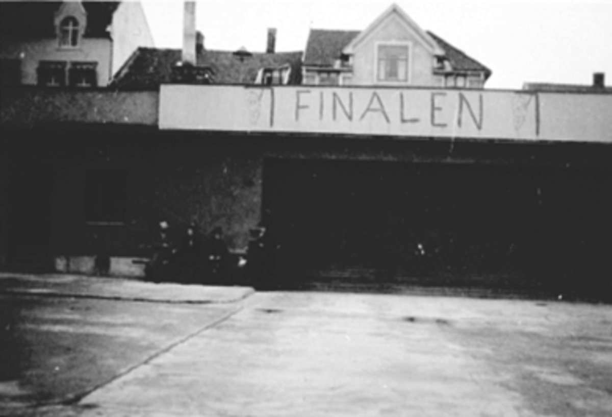Anno Domkirkeodden, ØSTRE TORG MED RUTEBILTAKET, BUSSTASJONEN, MOTSTANDSBEVEGELSEN HAR MALT TEKSTEN: FINALEN, UNDER KRIGEN.