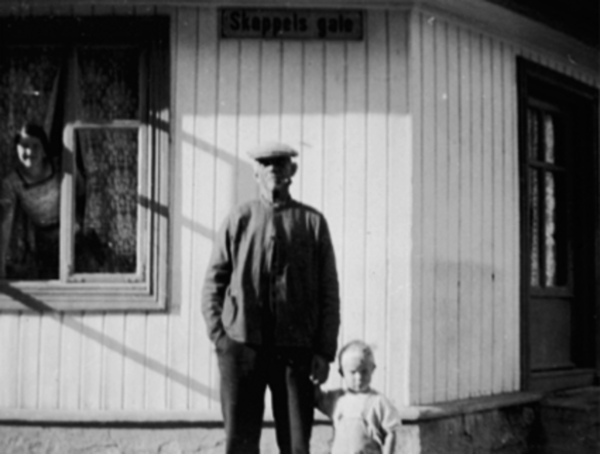 Anno Domkirkeodden, Martin Andersen 1867-1965 bodde i Skappelsgate 13. Han var Hamars eldste innbygger da han døde i 1965. Martin Andersen var kommunearbeider og visste det meste om vann og avløp i byen. Gutten på bildet er Erling Hansen fra Briskebyen.