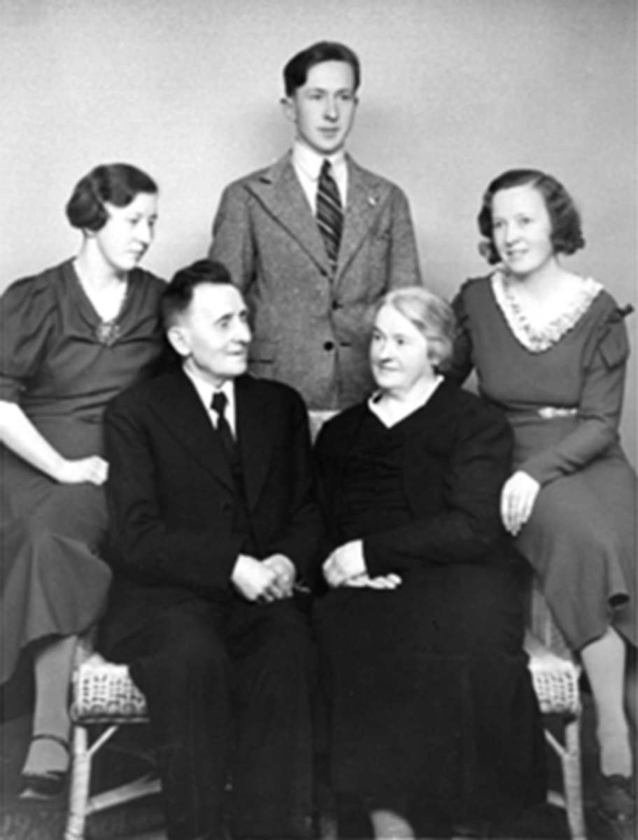Anno Domkirkeodden, Familiegruppe Rothi. Foran f.v. Møbelsnekker Ole Rothi, Pauline Rothi. Bak f. v. Karen Rothi, Kolbjørn Rothi, Dagny Rothi