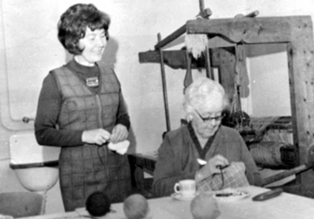 Anno Domkirkeodden, INTERIØR: HAMAR HELSE OG VELFERDSSENTRAL, ARBEIDSSTUE, HOBBYROM, REIDUN SONERUD GIR GODE RÅD TIL EN DAME SOM BRODERER ELLEN NYQUIST ?, ØSTREGATE 91