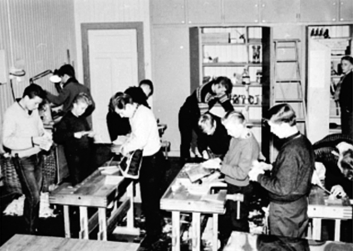 Anno Domkirkeodden, INTERIØR SLØYDSAL, GUTTENE HAR SLØYD, STORHAMAR SKOLE, FREDRIK MONSENS GATE 52