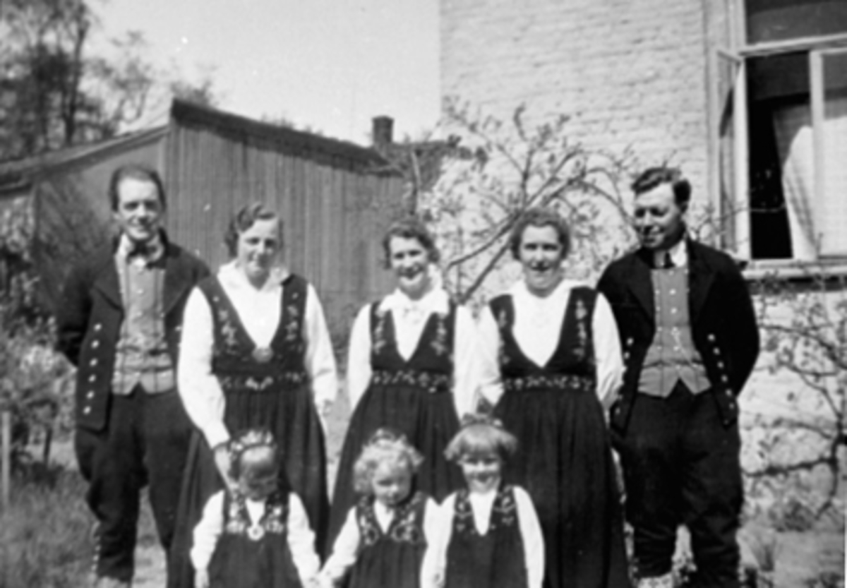 Anno Domkirkeodden, 17. MAI 1936, GRUPPE 8, BUNAD, KVINNE, MANN OG BARN, KLÆR, BAK FRA VENSTRE: HOLEN, BAK HELT TIL HØYRE: KNUTSTAD
