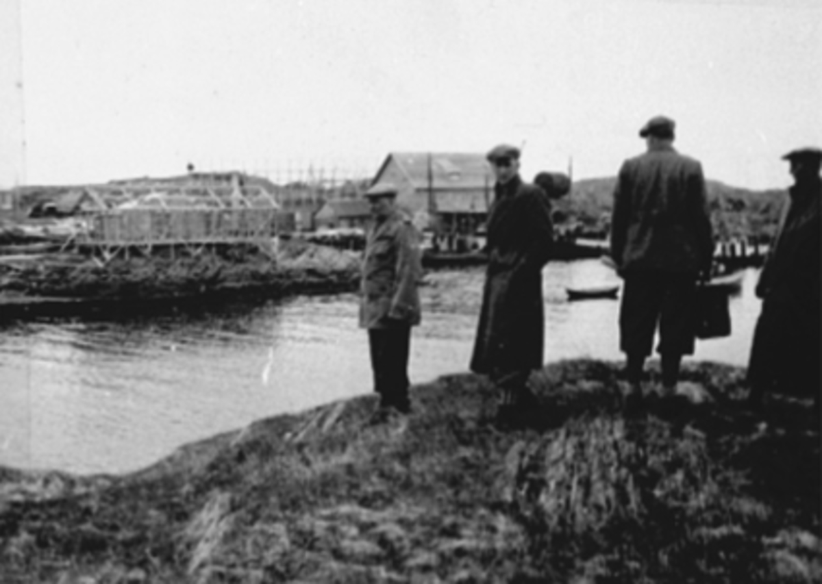 Anno Domkirkeodden, Sørværkomiteen 1946 - 1954, reiste på befaring i forbindelse med oppbygging av fiskeværet etter krigen. Se NO-31061-01 og bl. a. 0401-08566 til 0401-08571.
