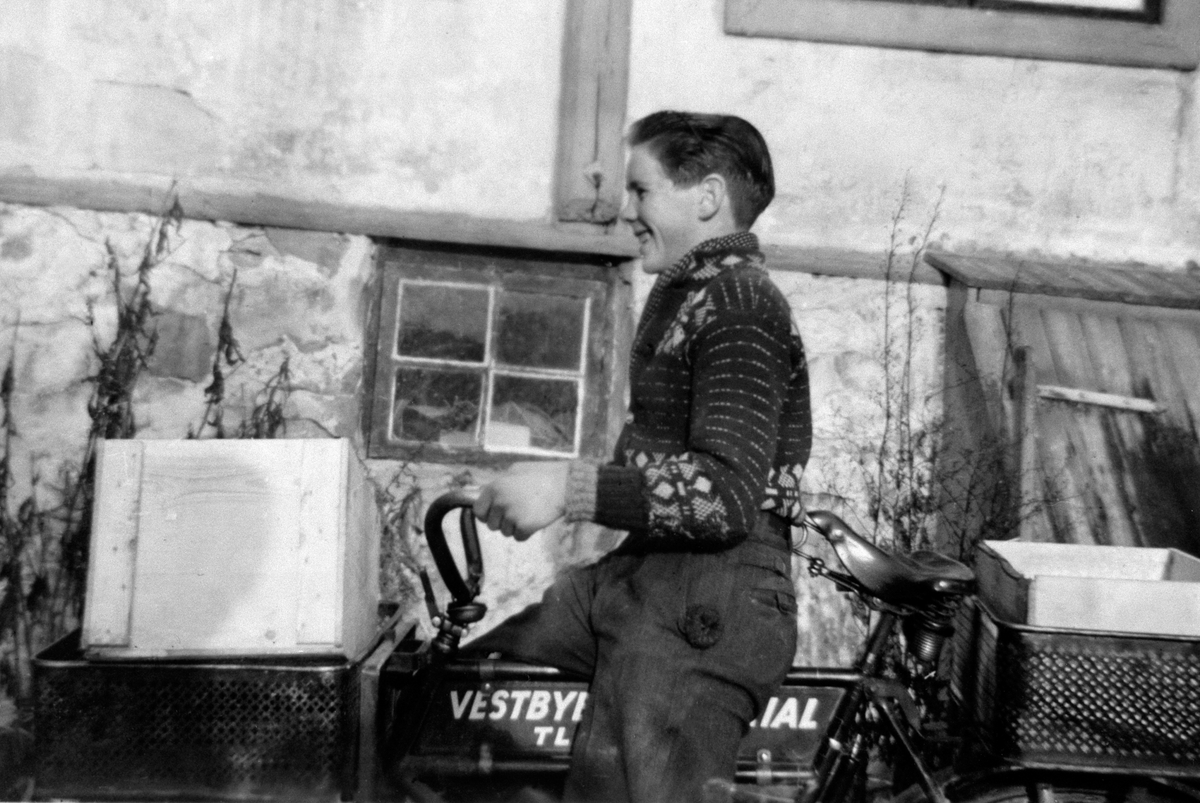 Anno Domkirkeodden, VESTBYENS KOLONIAL, UKJENT VISERGUTT MED VISERGUTTSYKKEL