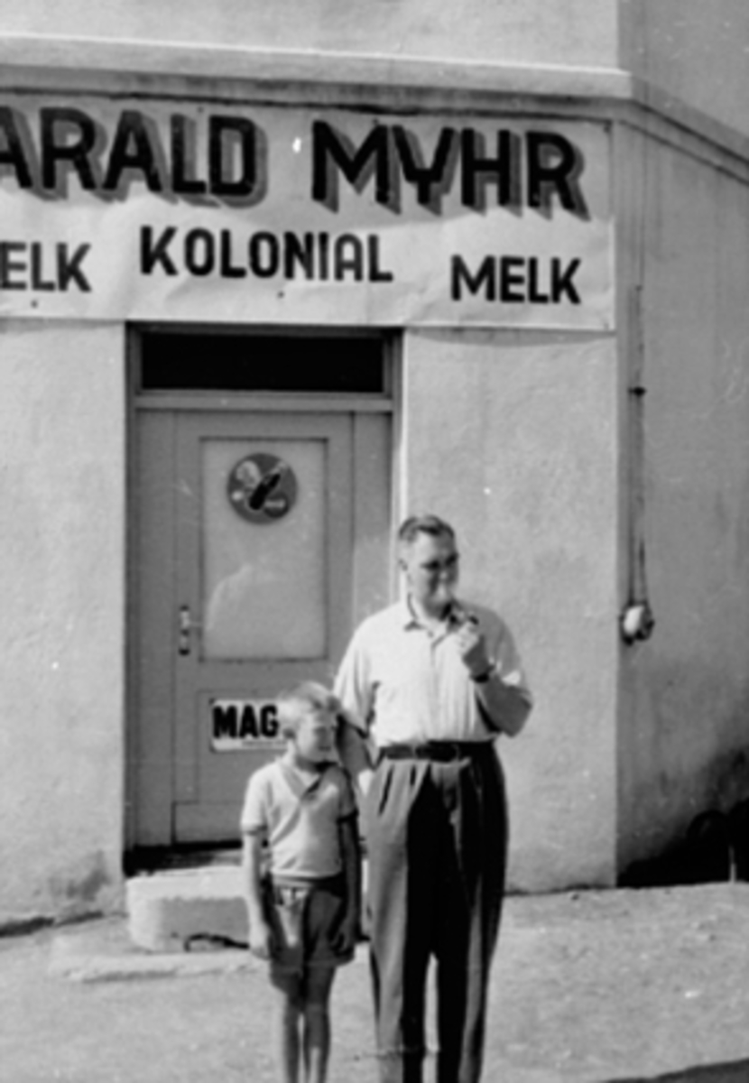 Anno Domkirkeodden, GRØNNEGATA 102, HARALD MYHR FORAN SIN KOLONIALFORRETNING, BUTIKK