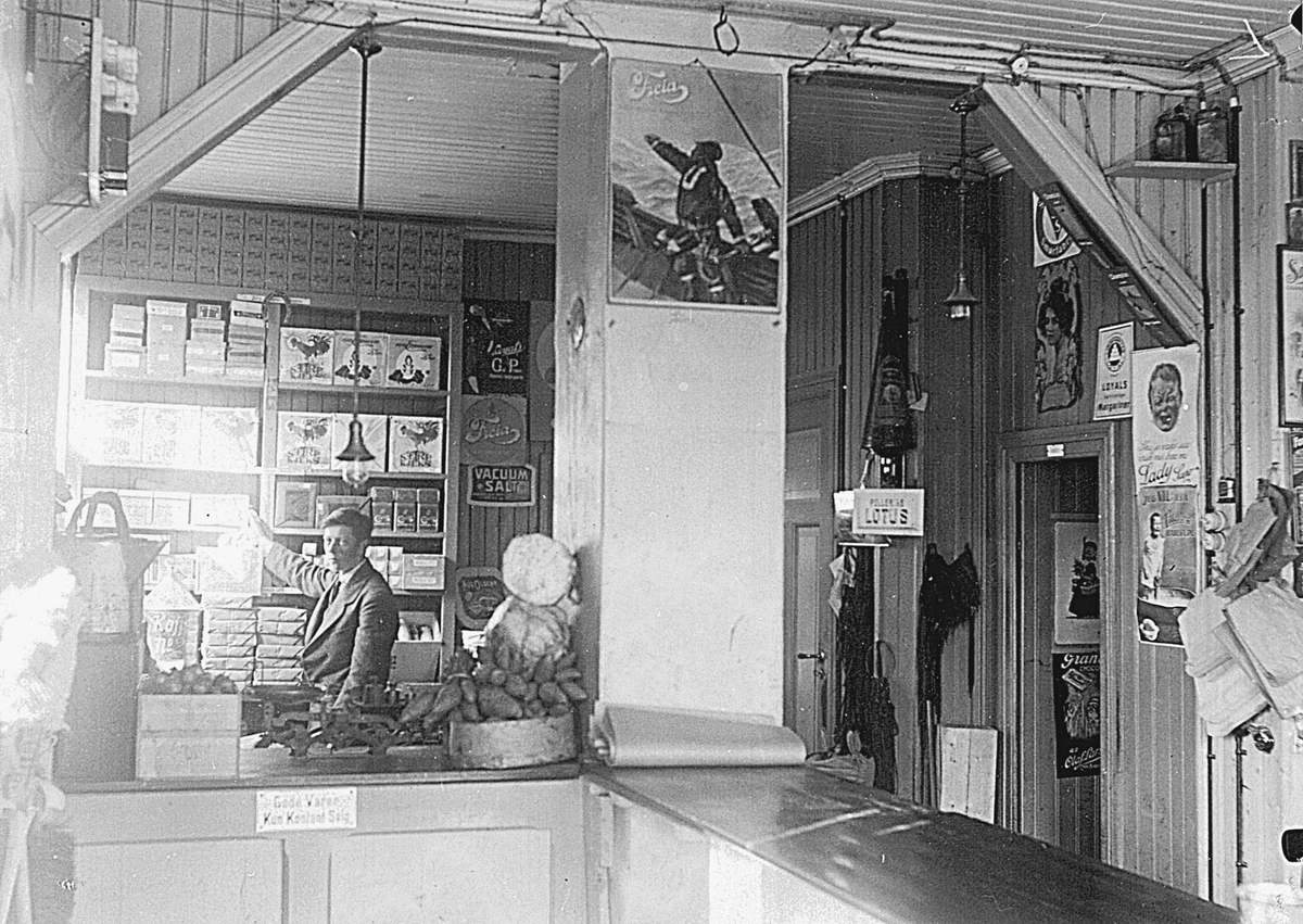 Anno Domkirkeodden, E. FLAGSTADS KOLONIALFORRETNING I BRUGATA 32, BUTIKKINTERIØR, SYVER FLAGSTAD BAK DISKEN