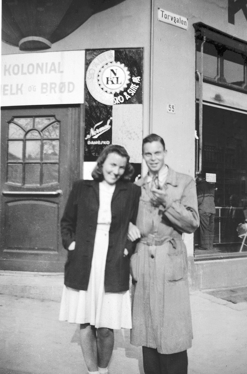 Anno Domkirkeodden, ESTHER STENBERG GIFT FALCH OG CARL EDVARD RAASTAD FORAN KOOPERATIVEN I TORGGATA 55, KATEDRALSKOLEELEVER 2. GYM
