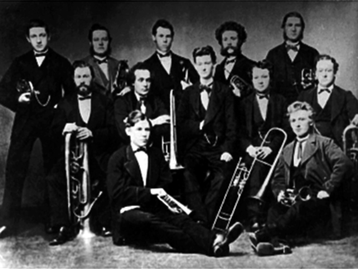 Anno Domkirkeodden, GRUPPE 12, HAMAR MUSIKKFORENING 1878, BAK FRA VENSTRE: HAGBART HOLLO, URMAKER MICHELSEN, SKOMAKER FLAGSTAD, SMED BJØRNÅS OG BØSSEMAKER FLAGSTAD, I MIDTEN FRA VENSTRE: FARVER KNUDSEN, SNEKKER HEGSVOLD, INSTRUKTØR AAMOT FRA OSLO, SMED BJØRNÅS OG BRENNEVINSKONTROLLØR HEGSVOLD, FORAN: BILLETFORVALTER I…