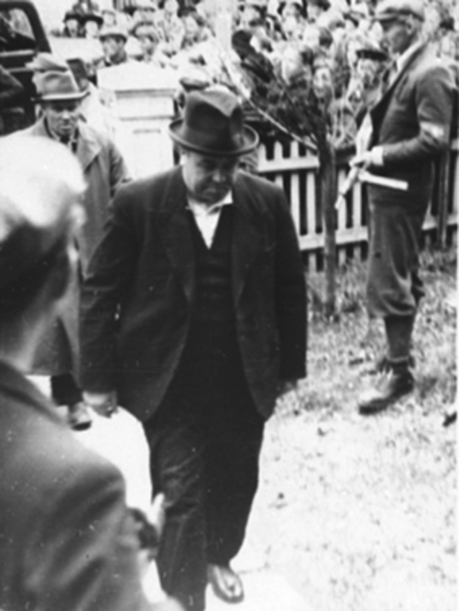Anno Domkirkeodden, FRIGJØRINGSDAGENE MAI 1945, ARRESTASJON AV NAZISTER ETTER KRIGEN AV HJEMMEFRONTEN, FANGENE KJØRES PÅ LASTEBILER TIL FENGSELET,