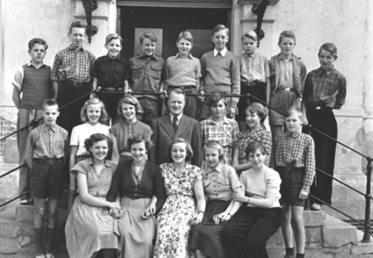 Anno Domkirkeodden, GRUPPE 21, SKOLEKLASSE 7, Avgangselever 7 klasse ved Midtbyen skole i 1951. Bak fra venstre: Per Andersen, Svein Juel Strandli, Ragnar Mæhlum, Kjell Halvorsen, Mathias (Maths) Prag, Nils Henrik Jørpeland, Erik Øistein (Høyby) Løberg, Petter Erik Odd, Per Henry Nordby. Midten fra venstre: Rolf Berg,…