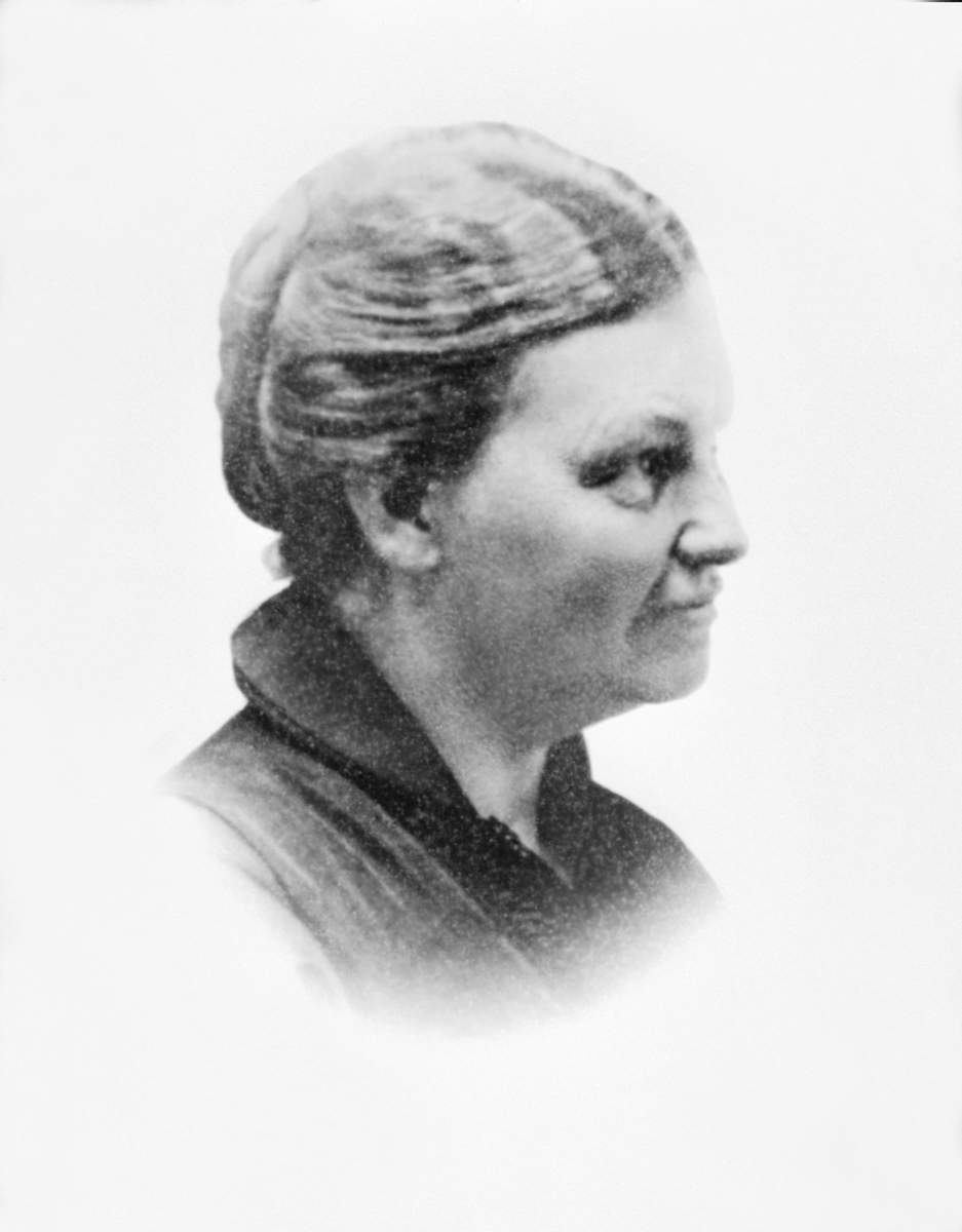 Anno Domkirkeodden, FREDRIKKE AMALIE HOLTEMANN RYNNING WAALER, 07. 05. 1865 - 02. 02. 1952, SKREV BYSANGEN FOR HAMAR. Fiolinist, musikkpedagog. Se Hamar Historielags årbok 2013. " Kvinnesak og samfunnsutvikling"