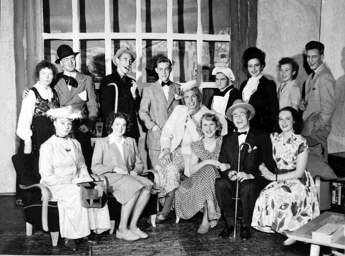 Anno Domkirkeodden, FRAMTEATERET I FESTIVITETEN. GRUPPE 14 SKUESPILLERE. INSTRUKTØR INGER LOUISE ABRAHAMSEN. OPPSETTING AV "FRIMURERNE" AV CARL LAUFS. DEKOR A RØBERG.