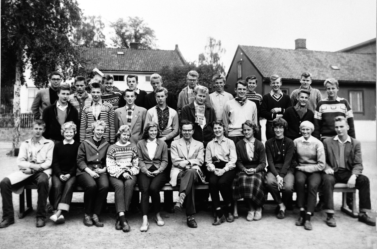 Anno Domkirkeodden, HAMAR KATEDRALSKOLE. GRUPPE 29 ELEVER PÅ SKOLETORGET. 1 REKKE FRA VENSTRE. JØRGEN SKAUG, LIV ELLINOR JOHNSEN, REIDUN HAMMERSTAD, LIV R. HEGRE, SOLVEIG NORDVIK, LEKTOR CLAUS LANGEN, JORUND BIELTVEDT, BENTE DOBLOUG, HANNE HELENE HVIDTSTEN, HEDVIG SANDBERG, OG STEINAR LINLØKKEN. 2 REKKE FRA VENSTRE. P…