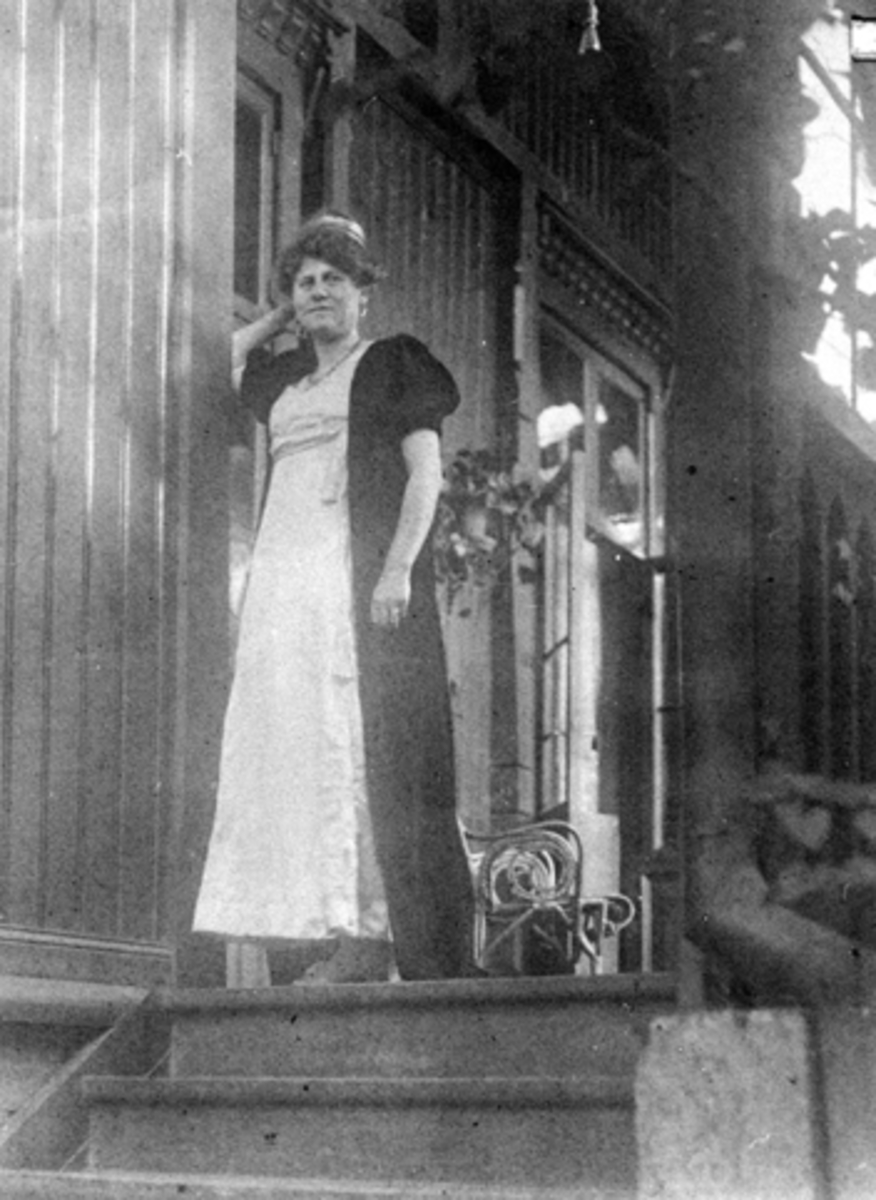Anno Domkirkeodden, FURUBAKKEN. KVINNE PÅ VERANDA. ELIAS HOFGAARD.