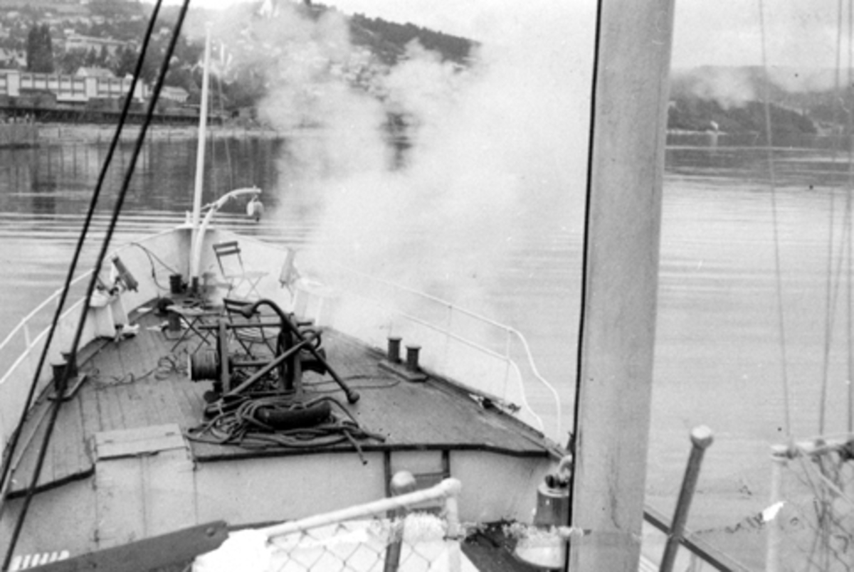 Anno Domkirkeodden, SKIBLADNER 109 ÅRS DAG 2. AUGUST 1965. . MJØSBÅT. AVFYRING AV SALUTT FØR ANKOMST TIL GJØVIK