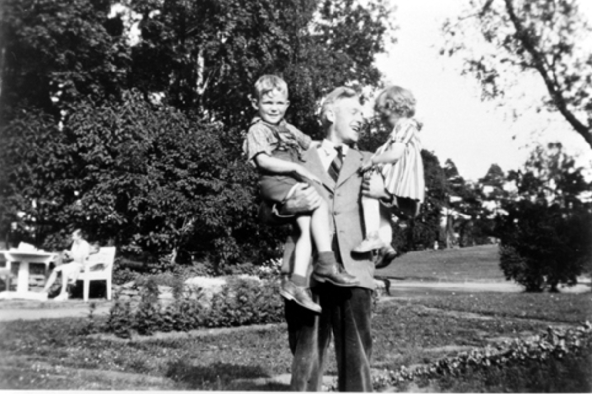 Anno Domkirkeodden, HAMAR PARK. VAKTMESTER LEIF RYNNING MED BARNA STEIN OG SOLVÅR. HAN OVERTOK SOM VAKTMESTER I PARKEN FRA 1946