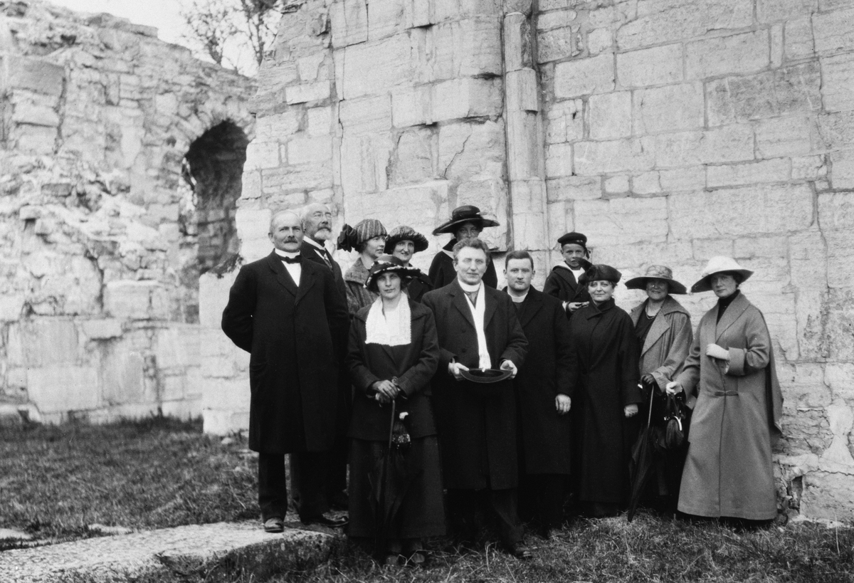 Anno Domkirkeodden, Den katolske menighet på Hamar, St. Torfinn besøker Domkirkeodden 29. mai 1924. Fremst står biskop J. O. Smit, skjult bak biskopen står Sigrid Undset.