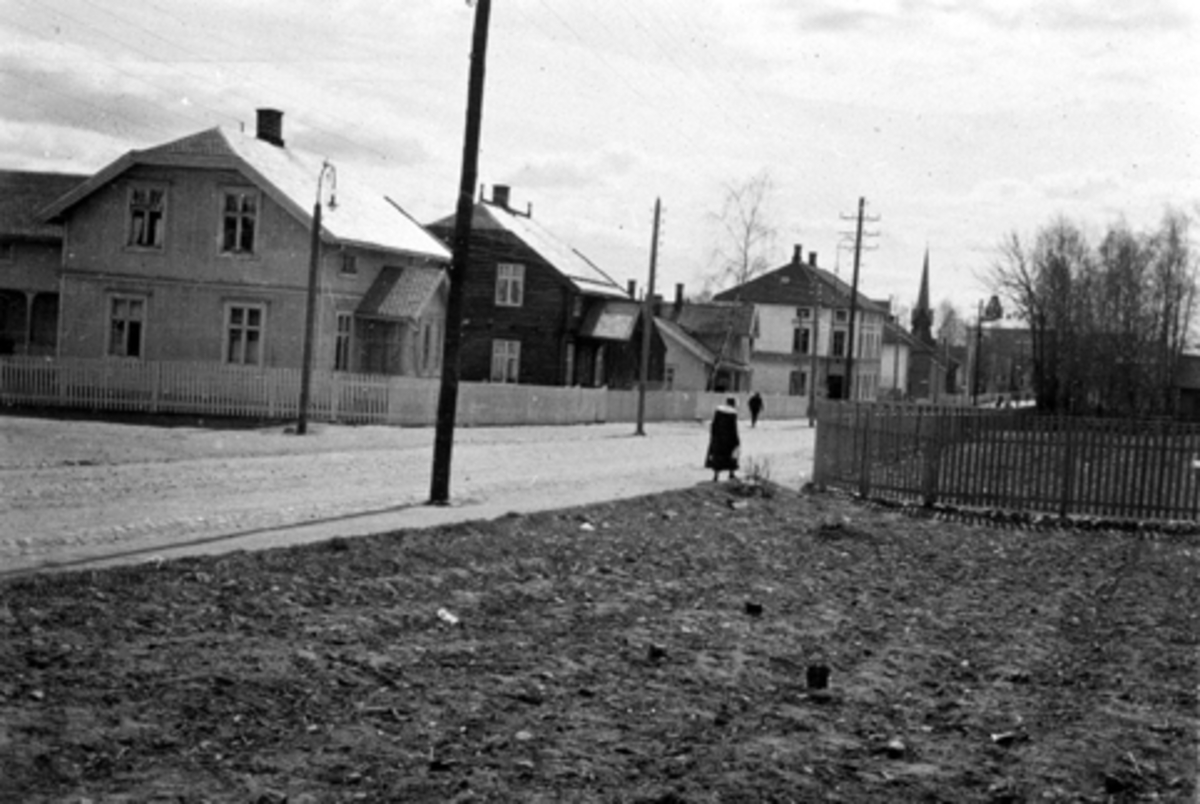 Anno Domkirkeodden, PARTI FRA SKOLEGATA. FRA VENSTRE HERTZBERGSGATE 11, SENERE REVET OG PARKERINGSPLASS FOR HALDORS MATSENTER/ KIWI. , HUS NR 2 FRA VENSTRE SKOLEGATA 43