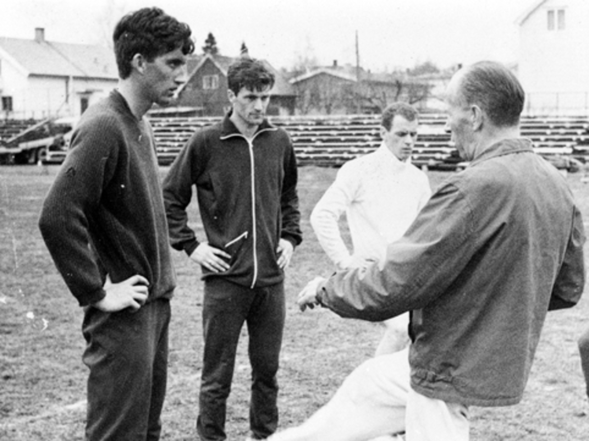 Anno Domkirkeodden, BRISKEBY GRESSBANE. HAM-KAM. FRA VENSTRE TROND ELLEFSEN, TORKILD BRAKSTAD, EDGAR MALMANN OG TRENER WILLEM CERVENY, antakelig 1968-sesongen.