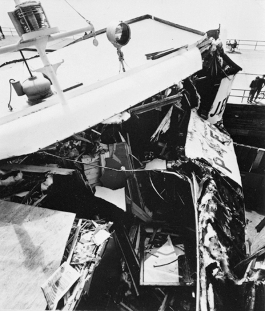 Anno Domkirkeodden, HAMAR-KAPP FERJEN. SKADER PÅ STYRHUSET ETTER KOLLISJON MED NES-BRUA 5/8-1965. INGEN KOM TIL SKADE.