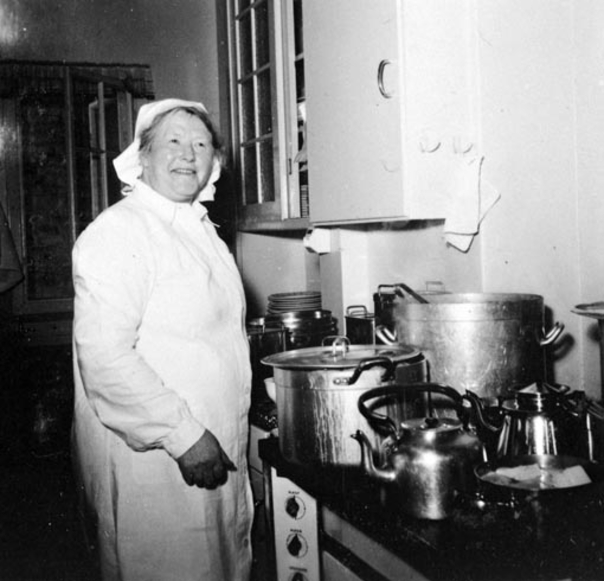 Anno Domkirkeodden, HAMAR RØDE KORS KLINIKK. KJØKKENSJEF RAGNHILD NYJORDET VAR VED KLINIKKEN FRA 1932. "RAGNHILD KOKKE" FIKK TILDELT KGK SELSKAP FOR NORGES VEL MEDALJE FOR LANG OG TRO TJENESTE. RAGNHILD NYJORDET VAR OPPRINNELIG FRA DOMBÅS, ARBEIDET I DET MESTE AV SITT VOKSNE LIV I HAMAR, FØRST HOS KJENTE HAMAR- FOLKOG…