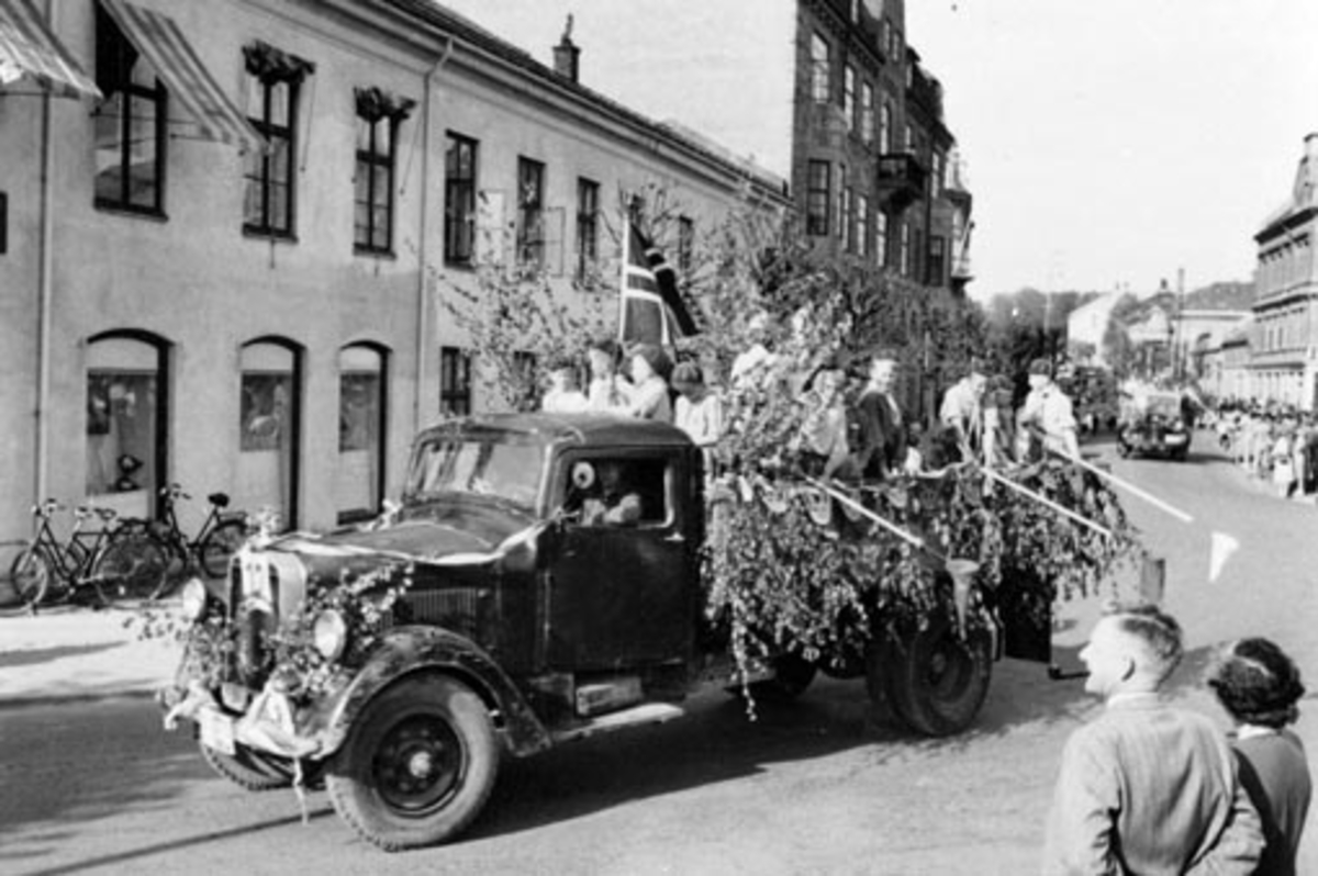 Anno Domkirkeodden, HAMAR RØDE KORS. BARNEHAGEFONDET. BARNAS DAG 3. JUNI 1951. INNSAMLING TIL INNTEKT FOR NY BARNEHAGE. STOR BARNEKORTESJE. START HJØRNET PARKGT. /ST. OLAVSGT. KL. 16. RUTE PARKGT. STRANDGT. SKOLETORVET, TORVGT. ØSTRE TORG, VANGSVEGEN, ST. OLAVSGT OG TILBAKE TIL UTGANGSPUNKTET. BARN PÅ LASTEBILER UTKLE…