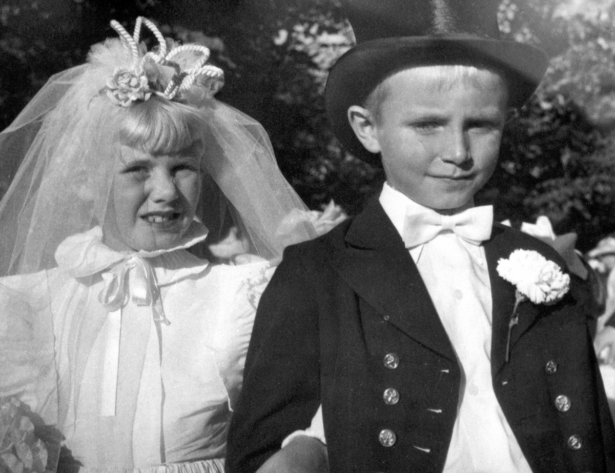 Anno Domkirkeodden, HAMAR RØDE KORS. BARNEHAGEFONDET. BARNAS DAG 3. JUNI 1951. BRUDEPAR.