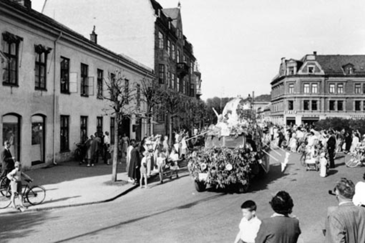 Anno Domkirkeodden, HAMAR RØDE KORS. BARNEHAGEFONDET. BARNAS DAG 3. JUNI 1951. INNSAMLING TIL INNTEKT FOR NY BARNEHAGE. STOR BARNEKORTESJE. START HJØRNET PARKGT. /ST. OLAVSGT. KL. 16. RUTE PARKGT. STRANDGT. SKOLETORVET, TORVGT. ØSTRE TORG, VANGSVEGEN, ST. OLAVSGT OG TILBAKE TIL UTGANGSPUNKTET. BARN PÅ LASTEBILER UTKLE…