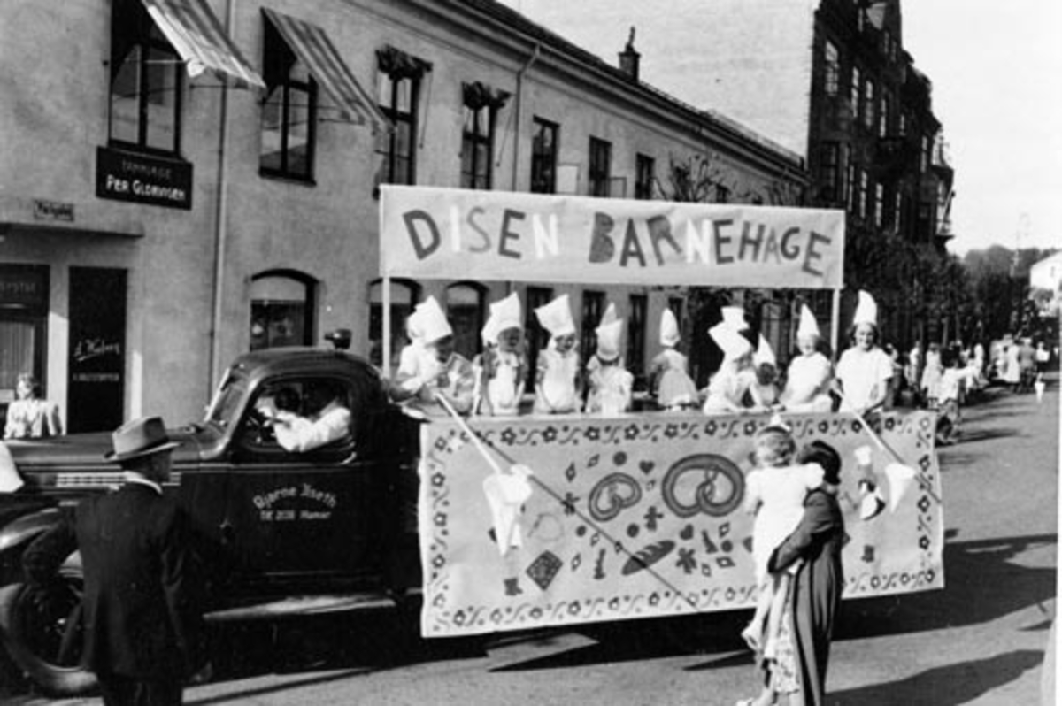 Anno Domkirkeodden, HAMAR RØDE KORS. BARNEHAGEFONDET. BARNAS DAG 3. JUNI 1951. INNSAMLING TIL INNTEKT FOR NY BARNEHAGE. STOR BARNEKORTESJE. START HJØRNET PARKGT. /ST. OLAVSGT. KL. 16. RUTE PARKGT. STRANDGT. SKOLETORVET, TORVGT. ØSTRE TORG, VANGSVEGEN, ST. OLAVSGT OG TILBAKE TIL UTGANGSPUNKTET. BARN PÅ LASTEBILER UTKLE…