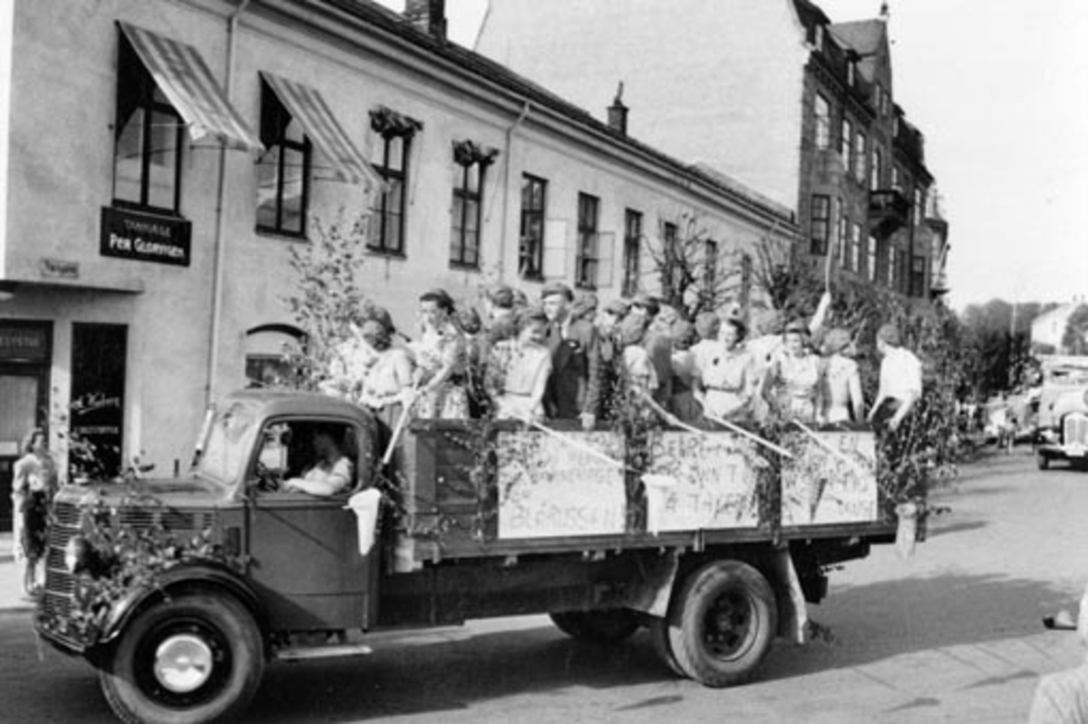 Anno Domkirkeodden, HAMAR RØDE KORS. BARNEHAGEFONDET. BARNAS DAG 3. JUNI 1951. INNSAMLING TIL INNTEKT FOR NY BARNEHAGE. STOR BARNEKORTESJE. START HJØRNET PARKGT. /ST. OLAVSGT. KL. 16. RUTE PARKGT. STRANDGT. SKOLETORVET, TORVGT. ØSTRE TORG, VANGSVEGEN, ST. OLAVSGT OG TILBAKE TIL UTGANGSPUNKTET. BARN PÅ LASTEBILER UTKLE…