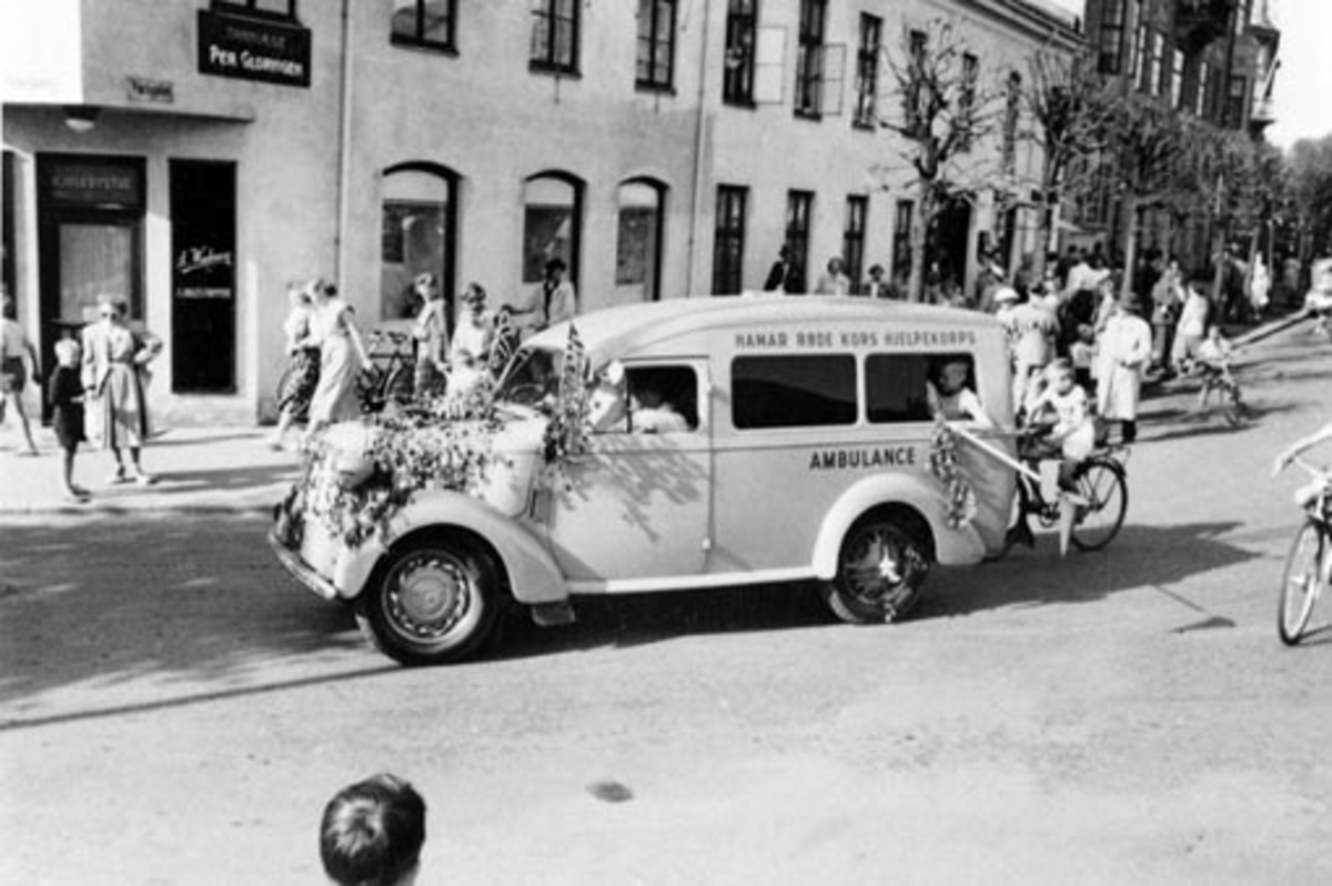 Anno Domkirkeodden, HAMAR RØDE KORS. BARNEHAGEFONDET. BARNAS DAG 3. JUNI 1951. INNSAMLING TIL INNTEKT FOR NY BARNEHAGE. STOR BARNEKORTESJE. START HJØRNET PARKGT. /ST. OLAVSGT. KL. 16. RUTE PARKGT. STRANDGT. SKOLETORVET, TORVGT. ØSTRE TORG, VANGSVEGEN, ST. OLAVSGT OG TILBAKE TIL UTGANGSPUNKTET. BARN PÅ LASTEBILER UTKLE…